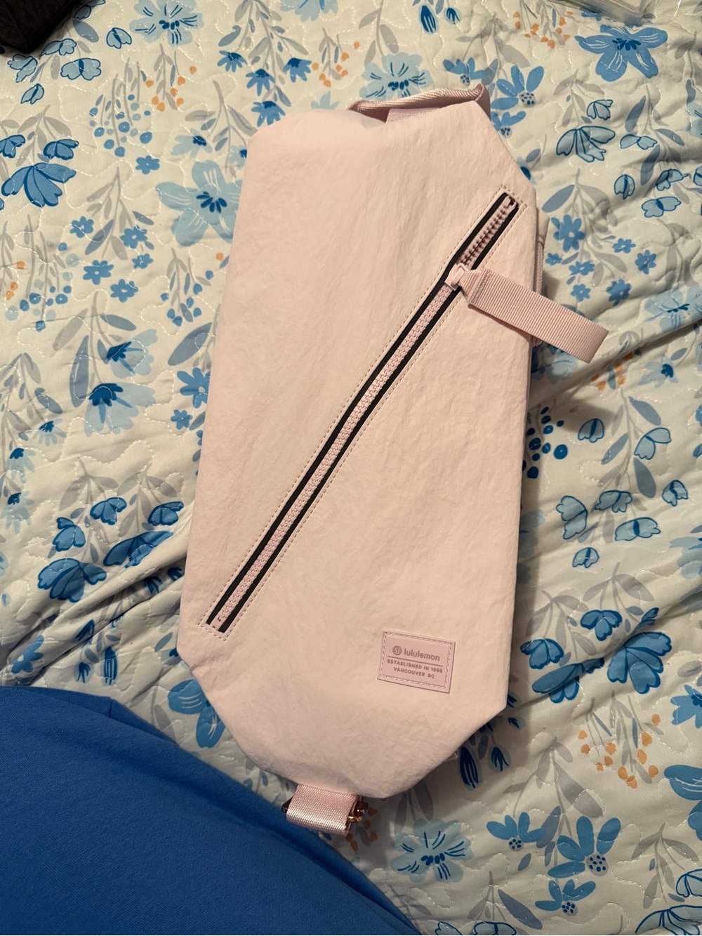 Lululemon fast track bag